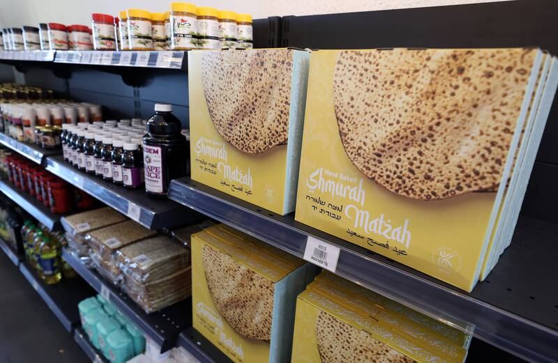 Matza, das ungesäuerte Brot, das fester Bestandteil der Pessach-Feierlichkeiten ist, wird auf dem Rimon-Markt in Dubai verkauft.  Chris Whiteoak / The National