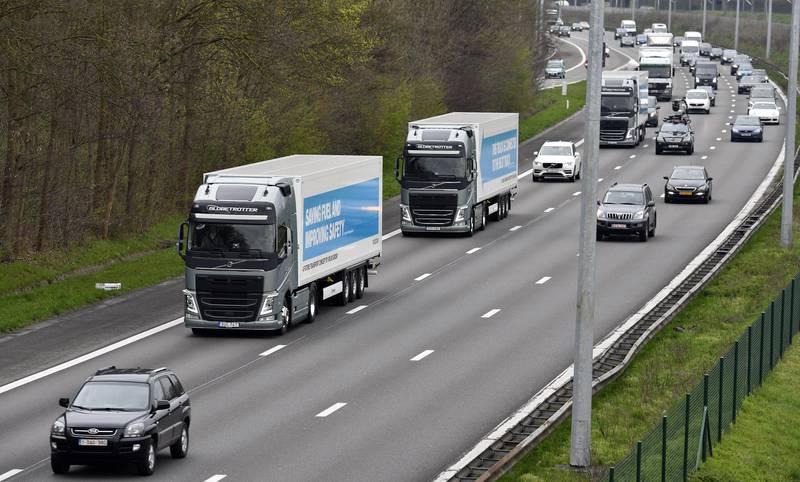 Semi-automated trucks are driven on the E19 highway in Vilvoorde on April 5, 2016 as part of the 'EU Truck Platooning Challenge 2016', during which the trucks will travel together in a 'platoon' from Sweden to Rotterdam via Belgium. / AFP PHOTO / BELGA / ERIC LALMAND / Belgium OUT