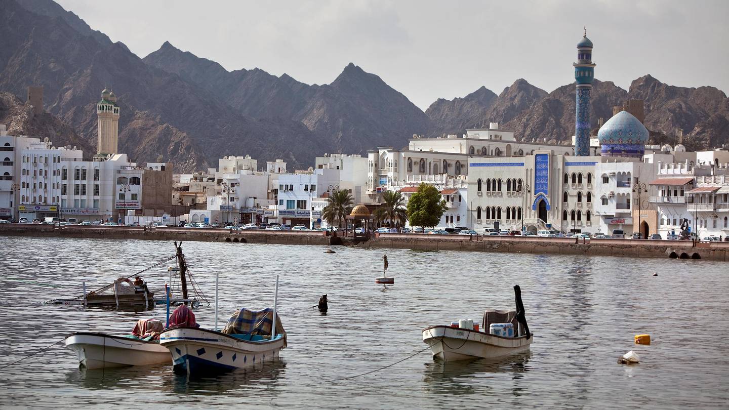 رفعت ستاندرد آند بورز التصنيف الائتماني لسلطنة عمان وسط الإصلاحات الاقتصادية وارتفاع أسعار النفط الخام