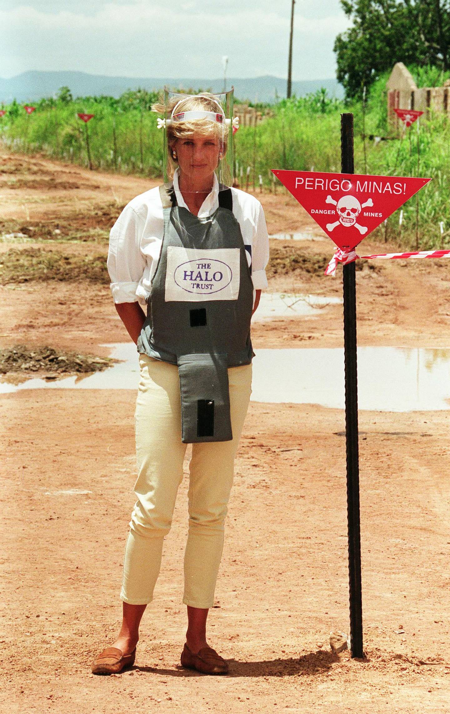 ANGOLA -  JANUARY 30:  Diana, Princess of Wales, walks with body armour and a visor on the minefields during a visit to Angola on January 30, 1997.  (Photo by Anwar Hussein/WireImage/Getty Images)  
