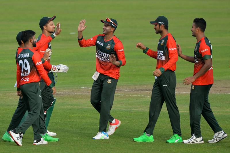 Bangladesh's cricketers celebrate after the dismissal of New Zealand's Henry Nicholls (not pictured) during the first Twenty20 international cricket match between Bangladesh and New Zealand at the Sher-e-Bangla National Cricket Stadium in Dhaka on September 1, 2021.  (Photo by Munir Uz zaman  /  AFP)