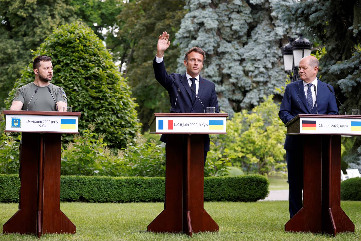 (LR) Le président ukrainien Volodymyr Zelenskyy a accueilli les Français Emmanuel Macron et M. Scholz à Kyiv en juin.  PA 
