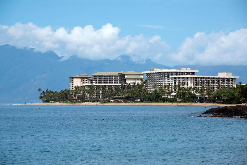 HRB48H Hotels and resorts along the southern shore of Kaanapali Beach, Maui, Hawaii on Sunday, February 26, 2017. The Hawaiian Island of Molokai looms in the distance behind the buildings. Visible from this angle are the Hyatt Regency Maui Resort and Spa, the Hyatt Kaanapali Beach Residence Club, and the Marriott Maui Ocean Club. - NO WIRE SERVICE - Photo: Ron Sachs/Consolidated/dpa/Alamy