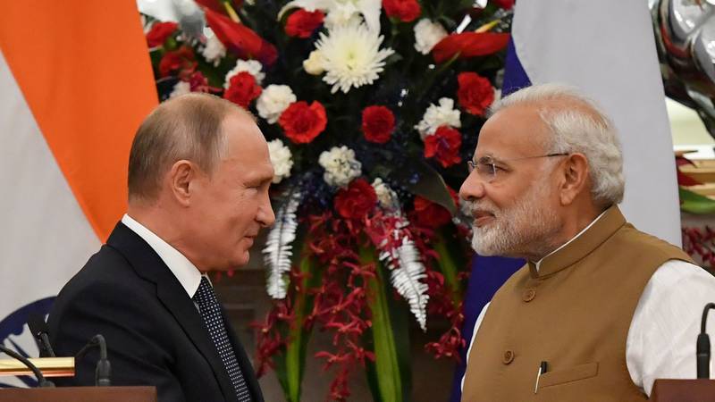 Russian President Vladimir Putin (L) and Indian Prime Minister Narendra Modi shake hands after delivering a joint statement following their talks at Hyderabad House in New Delhi on October 5, 2018. / AFP / POOL / Yuri KADOBNOV
