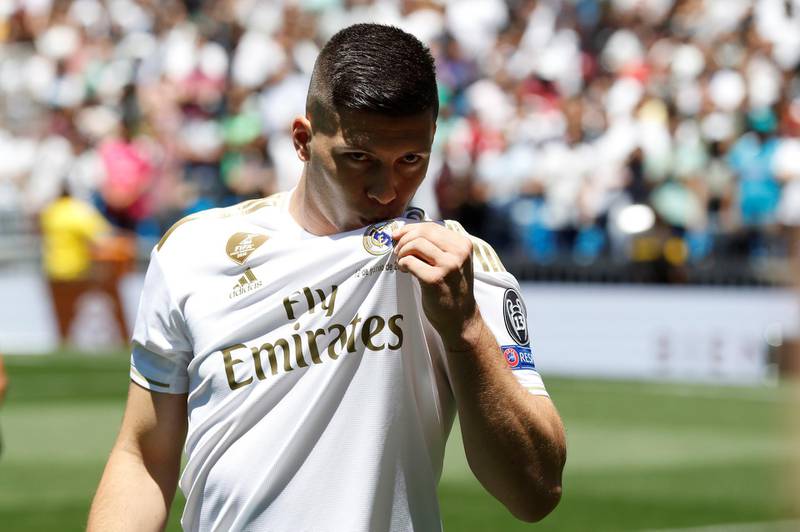 epa07643400 Real Madrid's new soccer player Luka Jovic poses during his presentation at Santiago Bernabeu stadium in Madrid, Spain, 12 June 2019. Jovic has signed a five-seasons-contract with Real Madrid after Spanish LaLiga's club Real Madrid reached an agreement with Eintracht Frankfurt for his transfer in the region of 60 million euro plus five on variables.  EPA/Juan Carlos Hidalgo