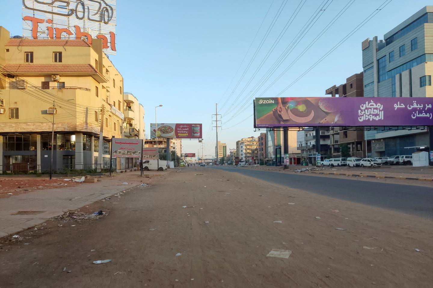 A picture shows an empty road in southern Khartoum on May 5, 2023, as fighting continues between the forces of two rival generals in Sudan.  - Air strikes and gunfire rocked the Sudanese capital on May 5 as fighting showed no signs of abating, despite the threat of renewed US sanctions and warnings of a "protracted" conflict.  (Photo by AFP)