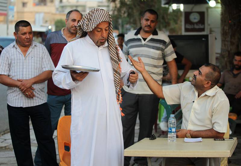 Iraqis finds respite in street comedians