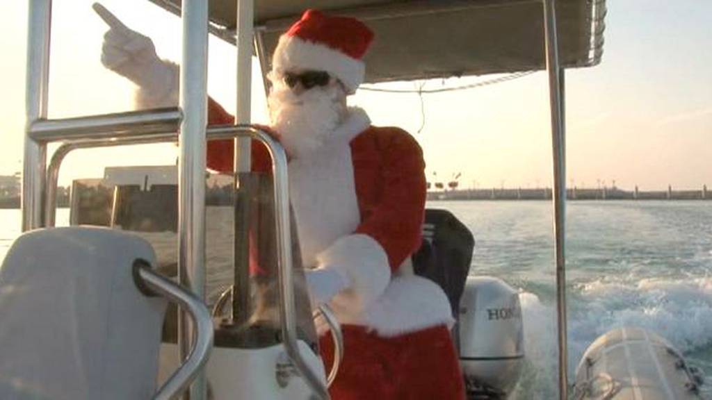 Video: Santa arrives at Emirates Palace in a speedboat