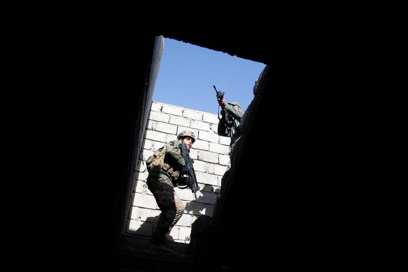 Iraqi security forces get into position during clashes with Islamic State militants.