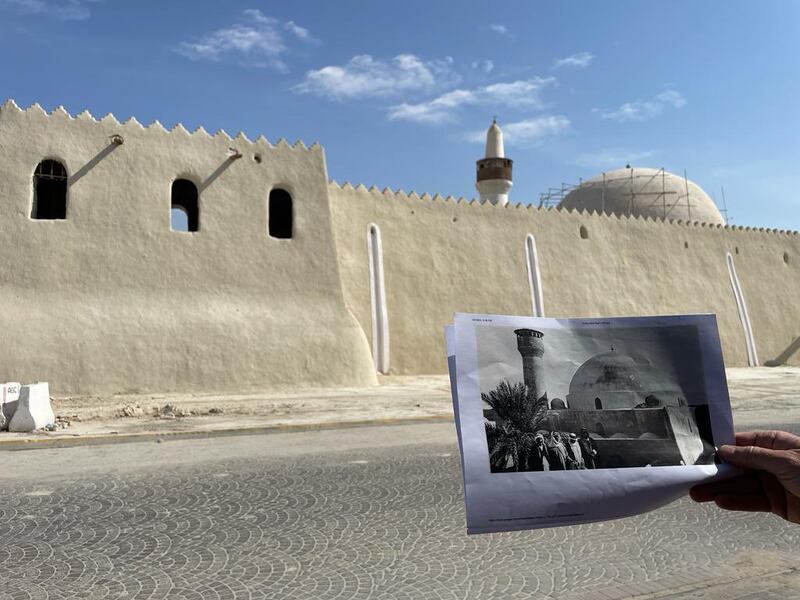 A comparison of the Ibrahim Pasha Mosque in Hofuf. The original image was taken by Harry St John Philby in 1917 and published in his Heart of Arabia book. The backdrop shows the mosque under restoration in 2022.