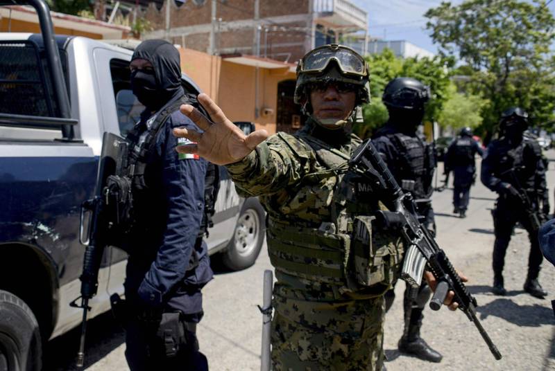 Mexican Navy members and Federal policemen take part in an operation in Acapulco, state of Guerrero, Mexico, on September 25, 2018.
 Mexican military forces arrested three police officers of the Mexican resort of Acapulco and took control of the local Public Security Secretariat due to possible leaks of organized crime in the institution, authorities confirmed / AFP / FRANCISCO ROBLES
