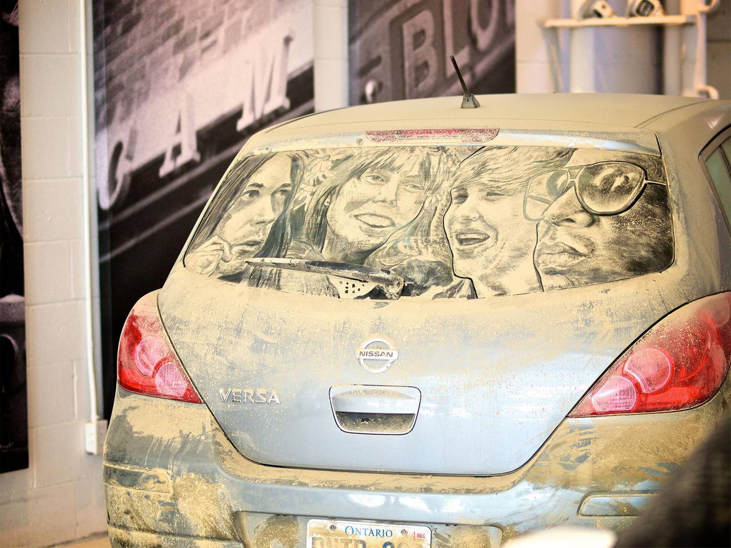 "Da Vinci of Dust," artist Scott Wade, reveals beauty in dirty cars at Toronto exhibit to celebrate $2 million raised for Cystic Fibrosis through CARSTAR's annual national Soaps it Up car wash. (CNW Group/CARSTAR Collision & Glass Centres)