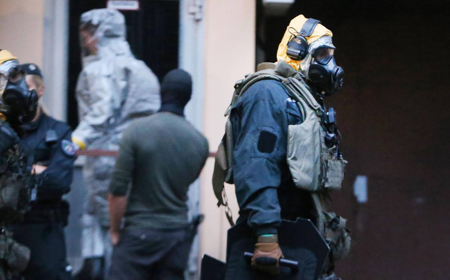 Picture taken on June 12, 2018 shows police officers of a special unit wearing protective clothes and respiratory masks during an operation in Cologne's Chorweiler district, western Germany, where police found toxic substances after storming a flat. A Tunisian man arrested in Germany is suspected of trying to build a biological weapon using the deadly poison ricin, prosecutors said on June 14, 2018, stressing however there was no indication of any "concrete attack plans". - Germany OUT
 / AFP / dpa / David Young
