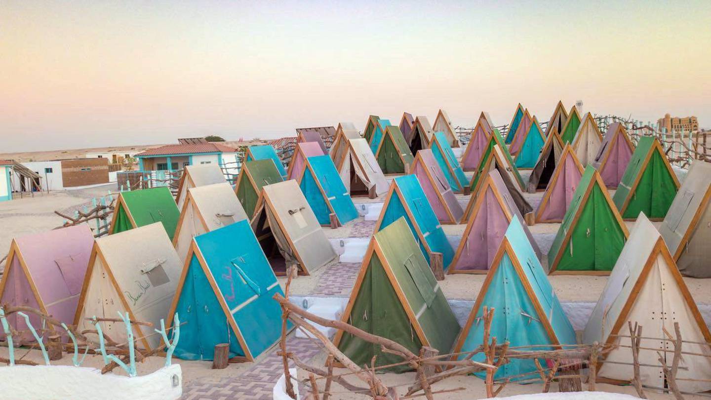 Dubai camp. Глэмпинг Дубай. Дубай пляж Jebel Ali Beach. Глэмпинг в пустыне Дубай.