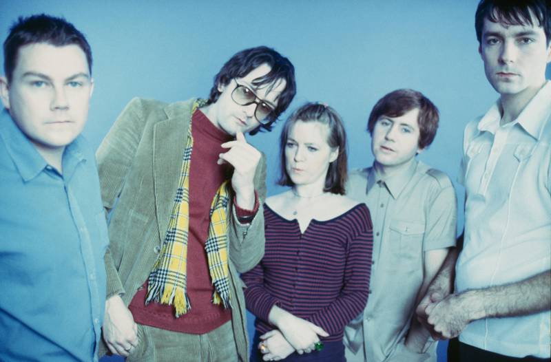 Posed group portrait of British band Pulp. Left to right are drummer Nick Banks, singer Jarvis Cocker, keyboard player Candida Doyle, guitarist Mark Webber and bassist Steve Mackey in 1997. (Photo by Kevin Cummins/Getty Images)