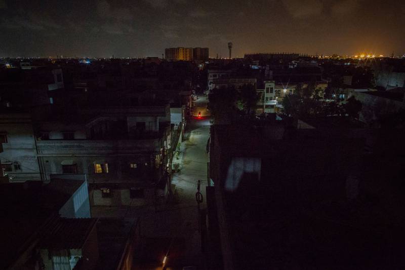 A residential area during a load-shedding power outage period in Karachi, Pakistan, on Wednesday, June 8, 2022.  Pakistan is bearing the brunt of a global energy crunch prompted by rebounding post-pandemic demand and a squeeze on fuel supply as many nations shun Russian fuel exports because of the country’s war in Ukraine. Photographer: Asim Hafeez / Bloomberg