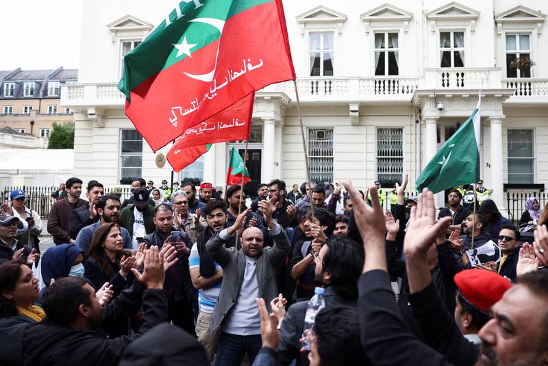 Anhänger des ehemaligen pakistanischen Premierministers Imran Khan protestieren vor der Hochkommission für Pakistan in London gegen seine Verhaftung.  Reuters