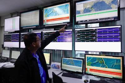 epa07252331 Renato Solidum, Director of the Philippine Institute of Volcanology and Seismology (Phivolcs), points to an electronic screen with data on a recorded earthquake, at Phivolcs offices in Quezon City, east of Manila, Philippines, 29 December 2018. A magnitude 7.2 earthquake occurred at sea off the coast of Davao Oriental region in the southern Philippines at midday on 29 December, according to Phivolcs. A tsunami advisory was issued and the public was advised to stay away from the beaches and coastal areas in southern Philippine provinces fronting the Philippine Sea. The advisory was later lifted by 3:00 PM, local Philippine time.  EPA/ROLEX DELA PENA