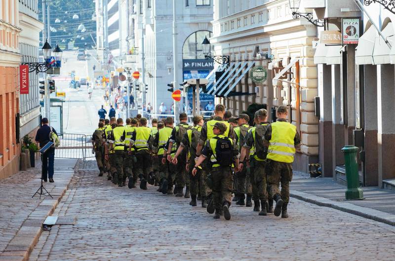 Military and police personnel walk around the area of the Finnish Presidential palace in Helsinki, Finland on July 16, 2018, hours ahead of the meeting between US President and his Russian counterpart.  US President Donald Trump touched down in Helsinki on late July 15, 2018 on the eve of a much-anticipated summit with his Russian counterpart Vladimir Putin. / AFP / Alessandro RAMPAZZO
