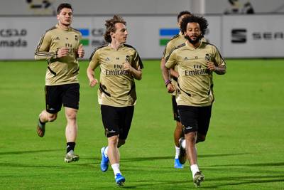 Real Madrid's Croatian midfielder Luka Modric (2nd-L) and Real Madrid's Brazilian defender Marcelo (R) warm up during a training session on the eve of the Spanish Super Cup semi final between Valencia and Real Madrid on January 7, 2020, at the King Abdullah Sport City in the Saudi Arabian port city of Jeddah. / AFP / Giuseppe CACACE

