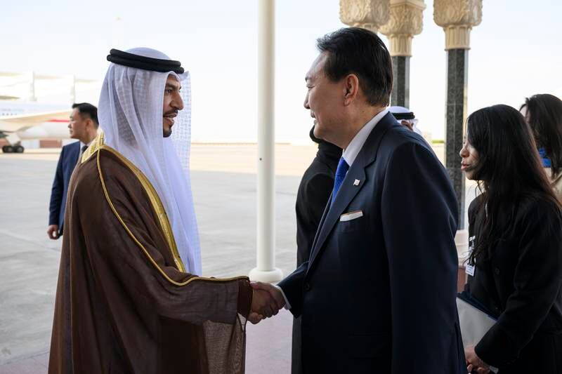 Abdullah Al Nuaimi, UAE Ambassador to the Republic of South Korea, chats with Mr Yoon

