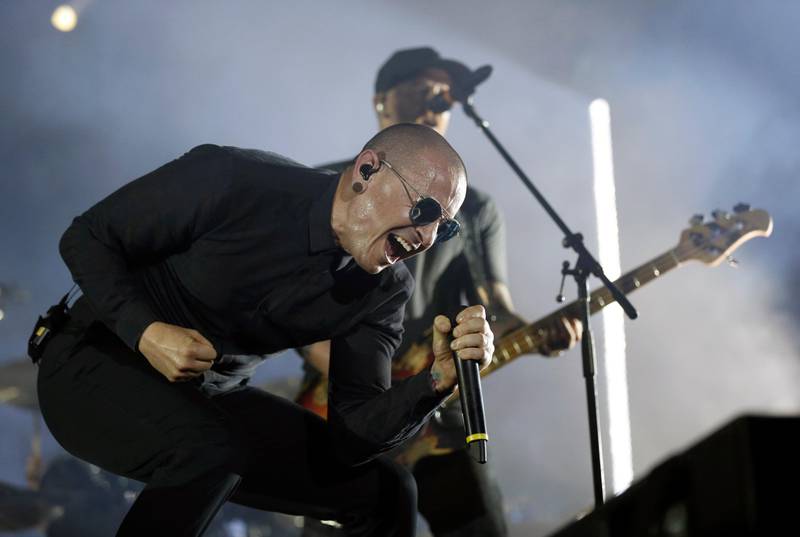 epa06044566 US band 'Linkin Park' singer Chester Bennington performs on stage during the main concert in the openning day of the first edition of the Download Festival in Madrid, Spain, 22 June 2017.  EPA/Kiko Huesca