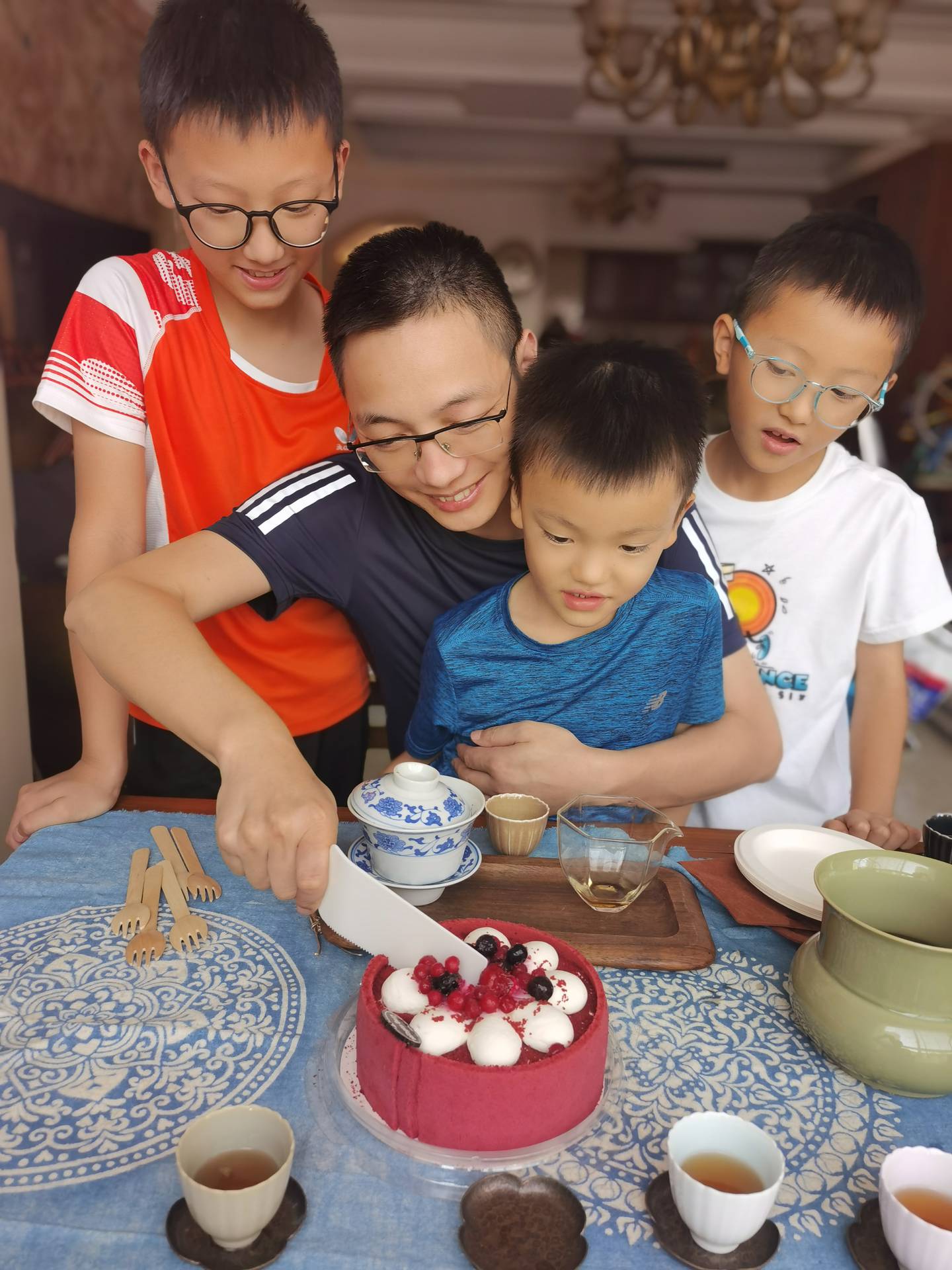 Le Dr Huafei Li coupe son gâteau d'anniversaire avec ses fils lors de sa visite en Chine l'année dernière.  Photo : Dr Huafei Li