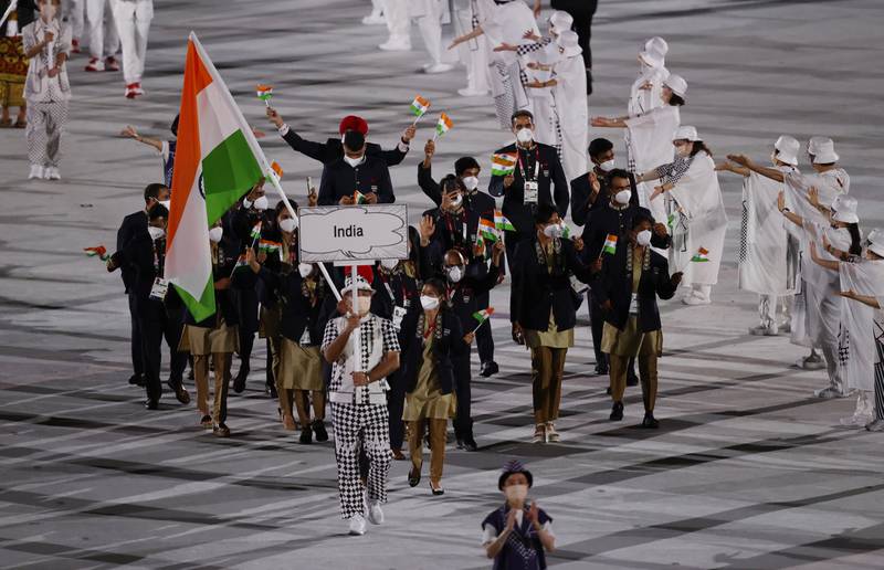 Flag bearers Harmanpreet Singh and Mary Kom Hmangte of India lead their contingent in the athletes parade during the opening ceremony.