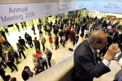 Participants talk together in the main lobby of the Congress Center during the opening day of the Annual Meeting of the World Economic Forum, WEF, in Davos, Switzerland, Wednesday, January 28, 2009. The overarching theme of the World Economic Forum, WEF, annual meeting which will take place from 28 January to 1st February, is 'Shaping the Post-Crisis World'. (KEYSTONE/Laurent Gillieron) *** Local Caption ***  DAV116_Switzerland_World_Economic_Forum.jpg