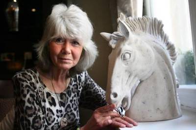 LONDON. 22nd September 2010.  Jilly Cooper in London. Stephen Lock for The National FOR ARTS & LIFE Philippa Kennedy interview