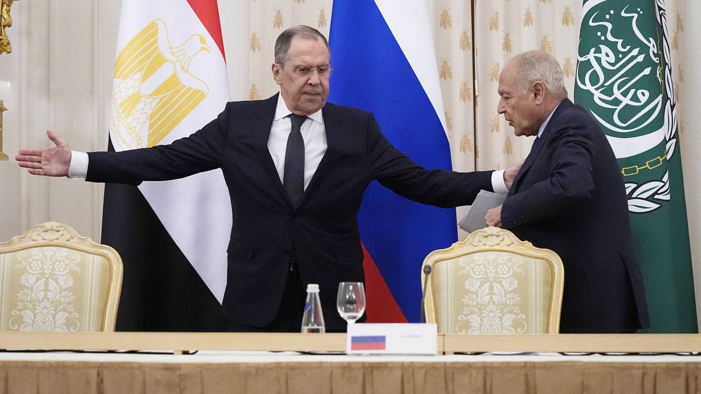 ويلتقي لافروف الروسي بقادة جامعة الدول العربية في القاهرة يوم الأحد
