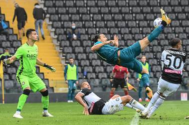 TOPSHOT - AC Milan's Swedish forward Zlatan Ibrahimovic (R) shoots and scores during the Italian Serie A football match between Udinese and AC Milan at the Friuli Stadium, alias "Dacia Arena" in Udine on November 1, 2020. / AFP / Andreas SOLARO