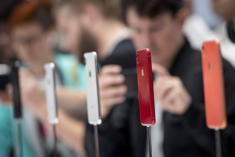 iPhone XS Max smartphones on display.  David Paul Morris / Bloomberg