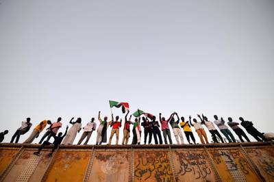 Sudanese protesters gather outside the army headquarters in Khartoum on May 6, 2019. - Defiant Sudanese protesters broke their fast on the first day of Ramadan today with chicken soup and beans, vowing to press on with their campaign for a civilian rule. As the call for the evening Maghreb prayer echoed, crowds of protesters gathered at the sit-in area in central Khartoum for iftar after a day of sweltering heat, an AFP correspondent reported. (Photo by Mohamed el-Shahed / AFP)