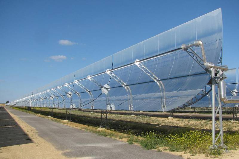 The parabolic trough technology permits the generation of electrical power for 4,000 hours a year. Courtesy Torresol Energy