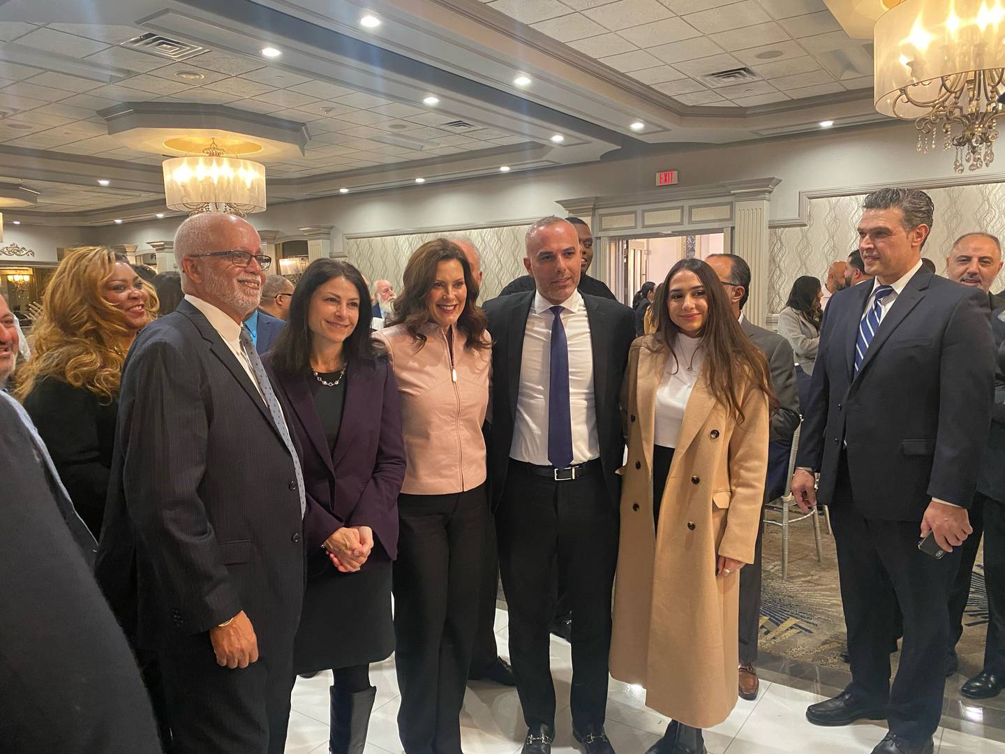 La gouverneure du Michigan, Gretchen Whitmer, le procureur général du Michigan, Dana Nessel, et le directeur du comté de Wayne, Warren Evans, posent pour une photo lors du gala de l'AAPAC le 27 octobre avant les mi-sessions de novembre.  Photo : Warren Evans, directeur du comté de Wayne, via Facebook.