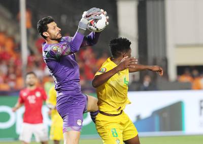 epa07664732 Egypt's Mohamed El Shenawy (L) in action against Zimbabwe's Marshall Munetsi during the opening match of the 2019 Africa Cup of Nations (AFCON) between Egypt and Zimbabwe at Cairo International Stadium in Cairo, Egypt, 21 June 2019. The 2019 Africa Cup of Nations (AFCON) will take place from 21 June until 19 July 2019 in Egypt.  EPA/KHALED ELFIQI