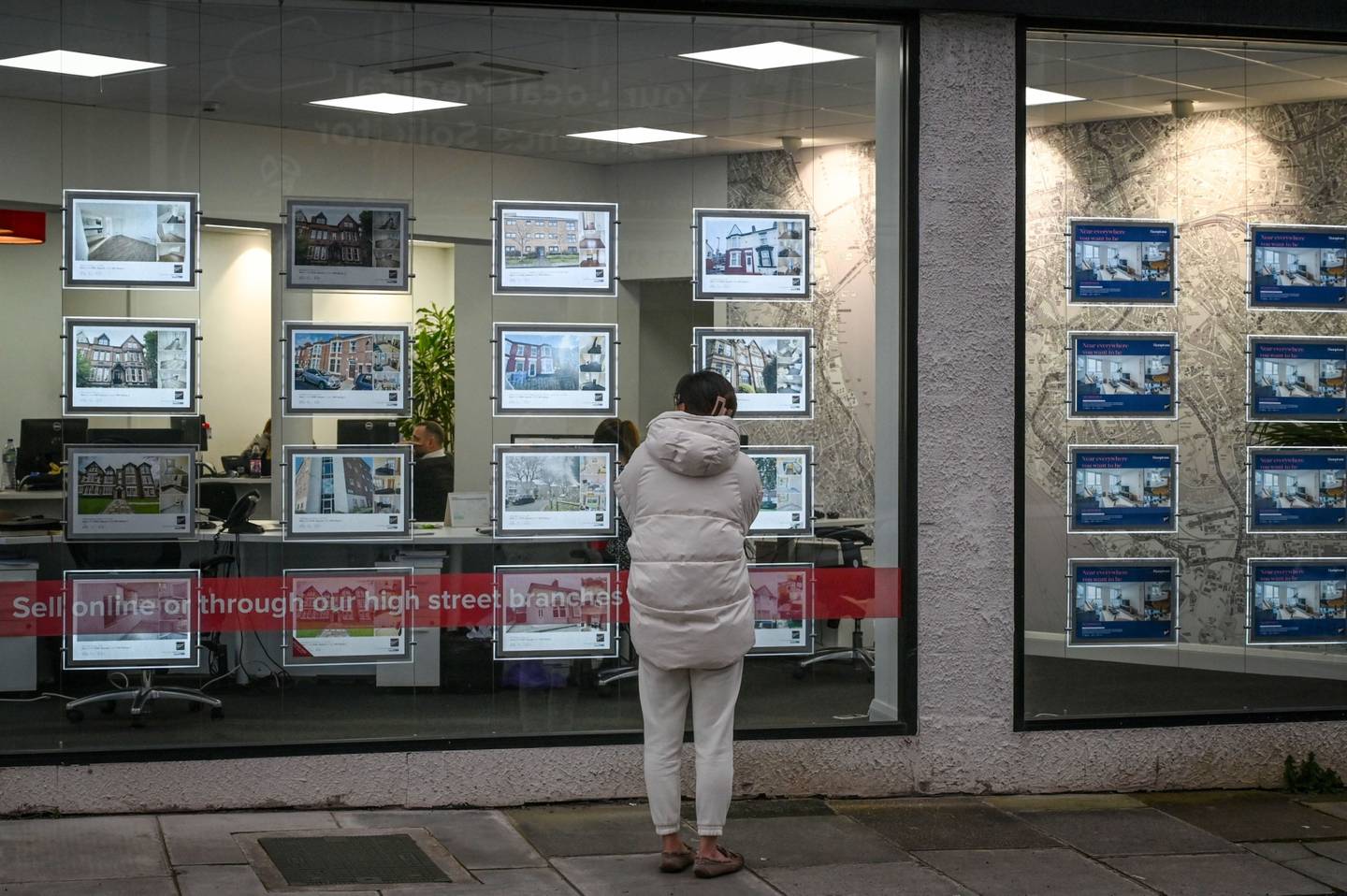 Propriétés annoncées sur la vitrine d'un bureau d'agent immobilier, à Liverpool.  Les prix de l'immobilier au Royaume-Uni chutent plus fortement que prévu après qu'une hausse des coûts d'emprunt a étouffé la demande, a déclaré la Nationwide Building Society.  Bloomberg