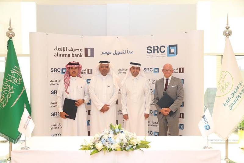 Saudi Real Estate Refinance Company and Alinma Bank officials at the signing ceremony. Photo: Saudi Real Estate Refinance Company