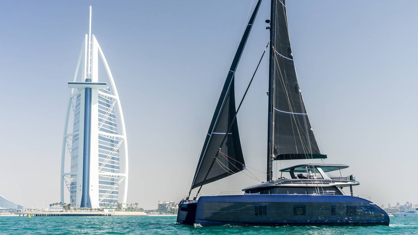 Producent luksusowych jachtów wykorzystany przez Rafę Nadala i Fernando Alonso do otwarcia stoczni w Ras Al Khaimah