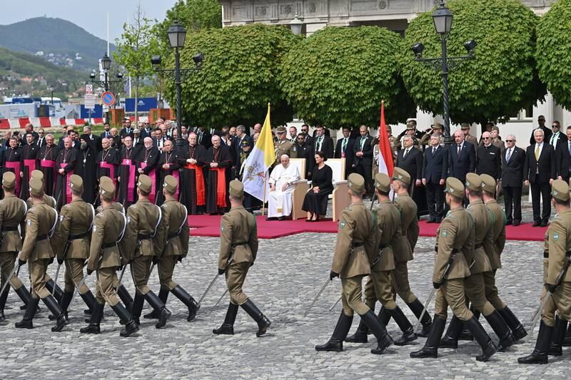 Eine Ehrenwache begrüßte Papst Franziskus und die ungarische Präsidentin Katalin Novak.  EPA 