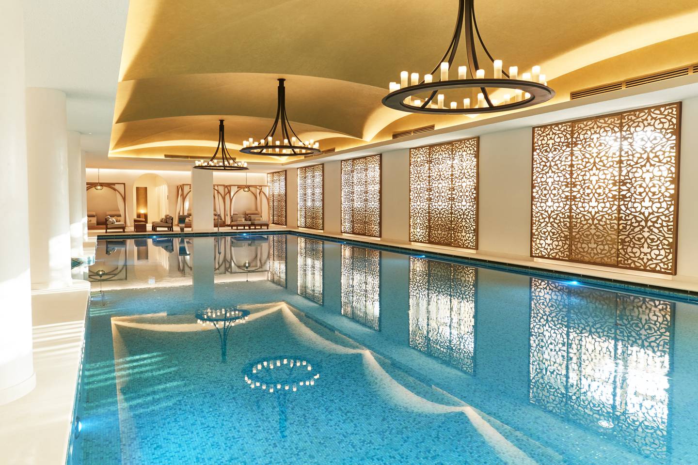 La piscine intérieure du spa Cinq Mondes du Raffles The Palm Dubai.  Photo : Raffles Hotels & Resorts