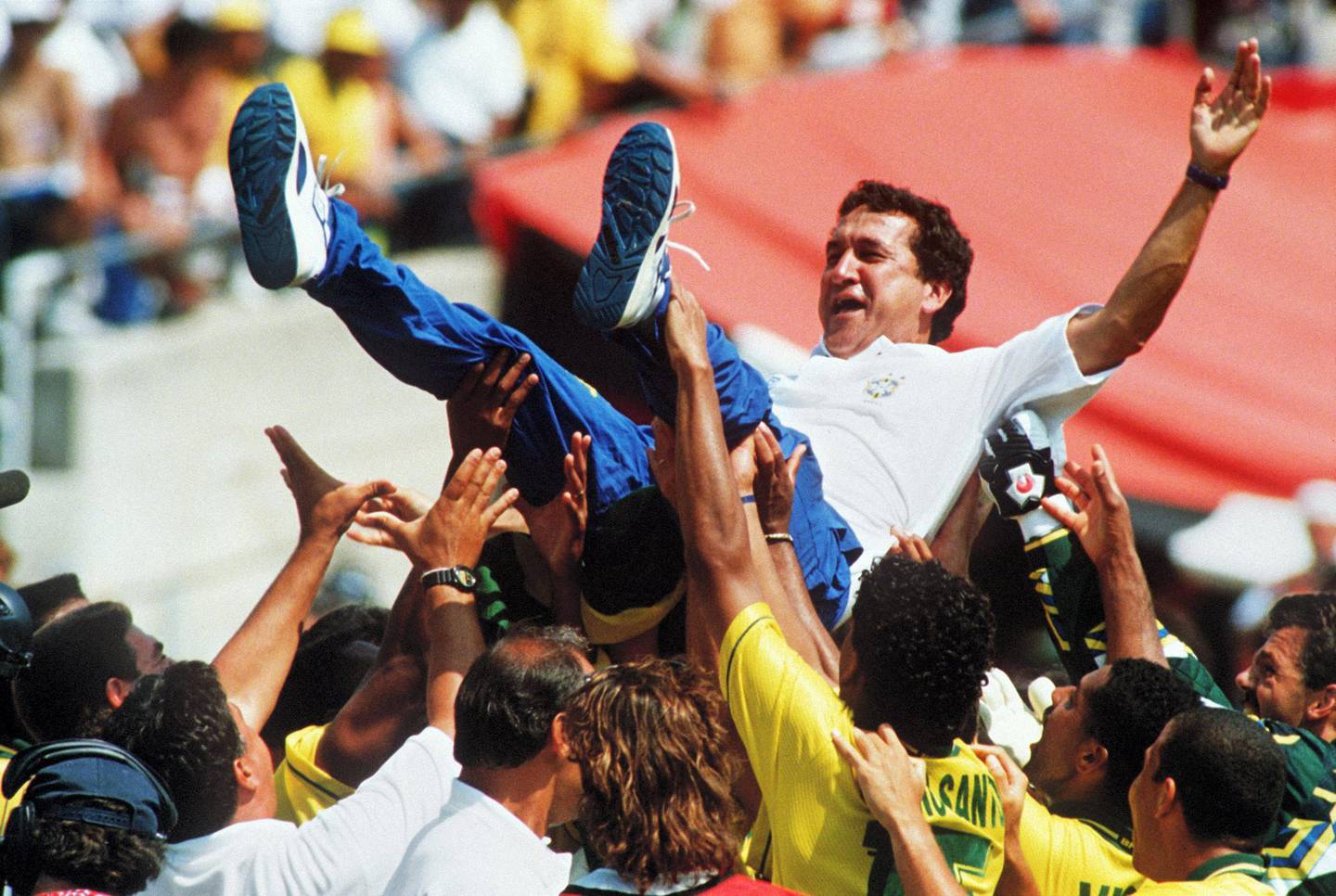 Brazilian coach Carlos Parreira is thrown up in the air by his players after Brazil defeated Italy 3-2 in the shoot-out session (0-0 after extra time) at the end of the World Cup final 17 July 1994 at he Rose Bowl in Pasadena. AFP PHOTO/GABRIEL BOUYS / AFP PHOTO / GABRIEL BOUYS