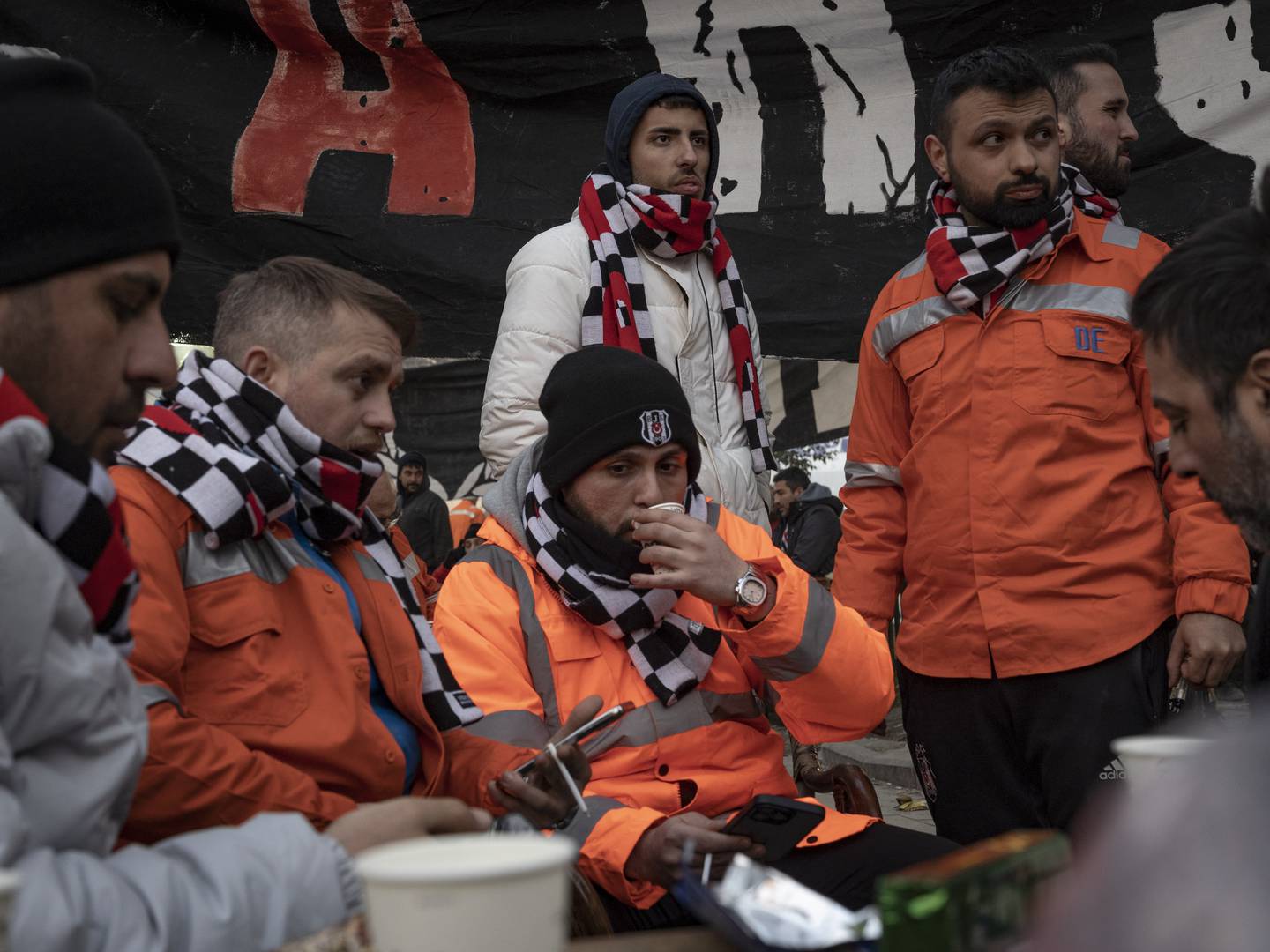 Des supporters du Besiktas Football Club dirigent un camp pour les personnes déplacées par le tremblement de terre à Antakya.  Matt Kynaston.