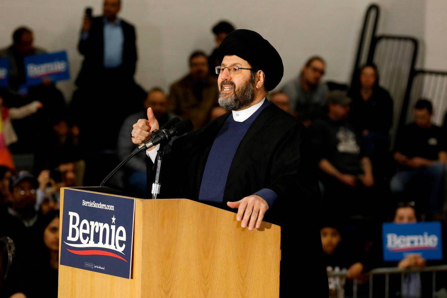 L'imam Al-Hasan Qazwini de l'Institut islamique d'Amérique, prend la parole lors d'un rassemblement de campagne pour l'espoir présidentiel démocrate Bernie Sanders à la Salina Intermediate School de Dearborn, Michigan, le 7 mars 2020. / AFP / JEFF KOWALSKY