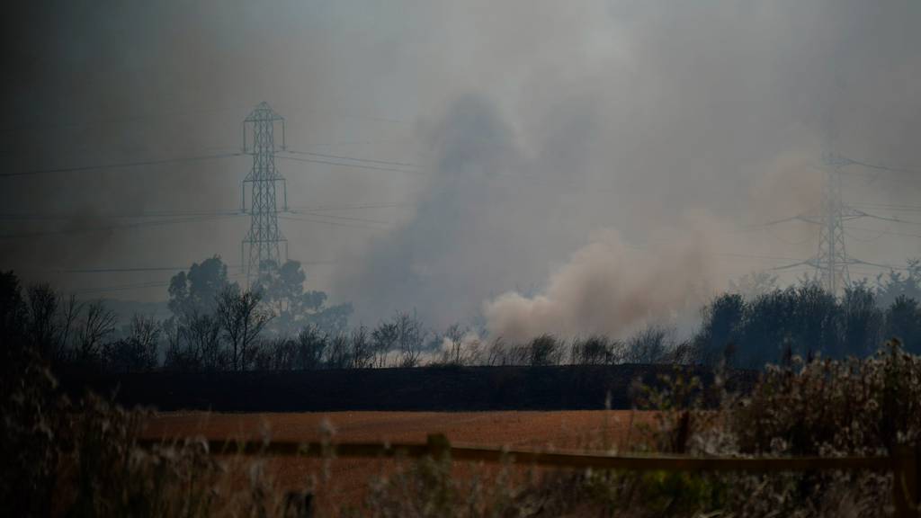 Wildfires hit England as temperatures soar