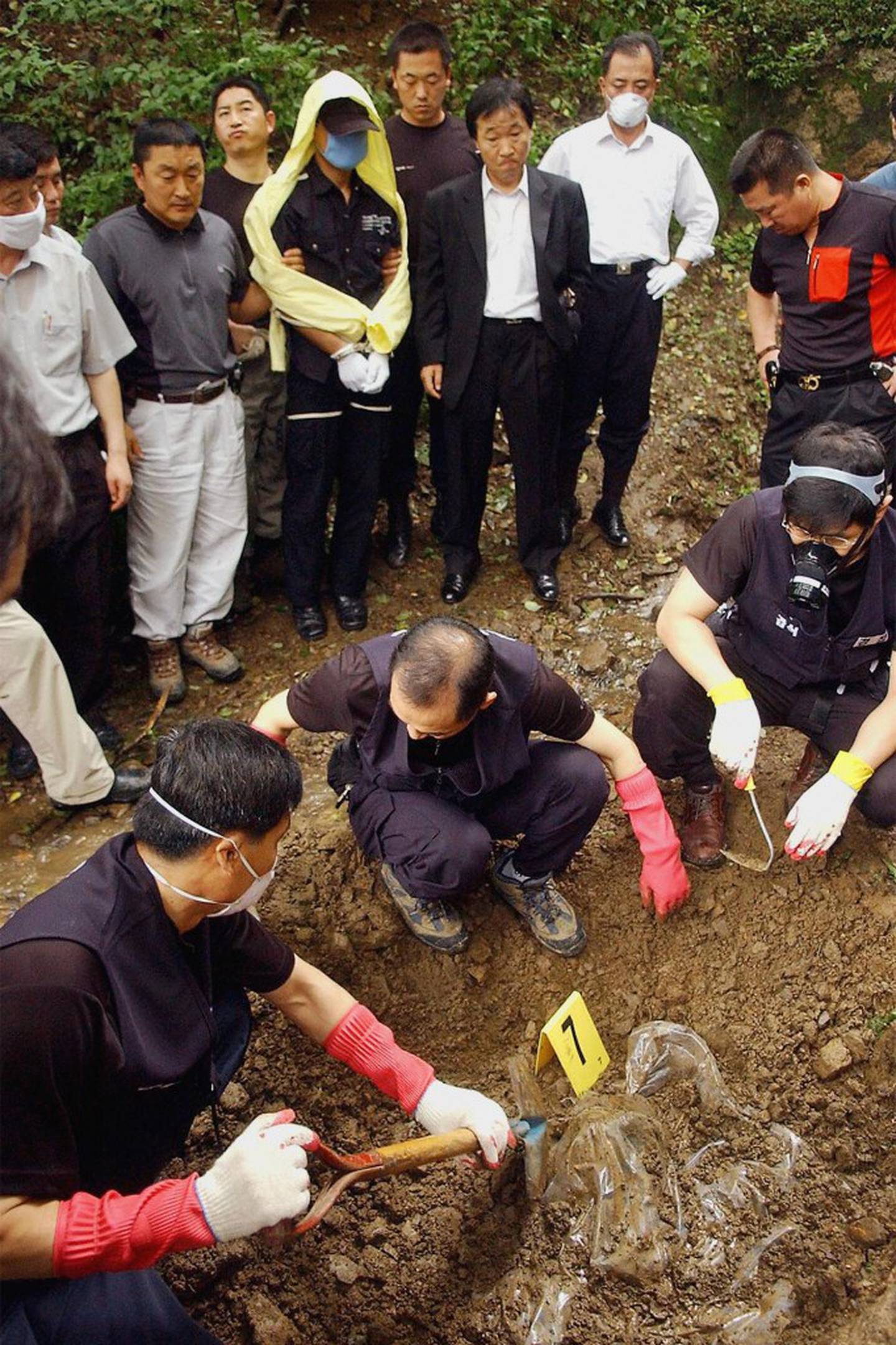 Young-chul led the police to a hill behind a temple where he had buried his dismembered female victims. Photo: Netflix