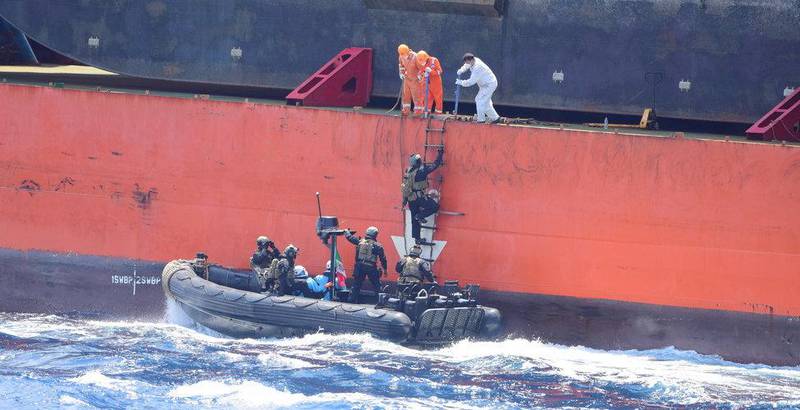 Marines from the ITS Martinengo intervened to rescue the Liberian merchant vessel Zhen Hua 7 which had suffered a pirate attack during the night. Italian Ministry of Defence