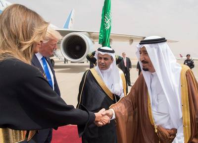 King Salman greets US first lady Melania Trump. Bandar Algaloud / Saudi Royal Court / Handout via Reuters