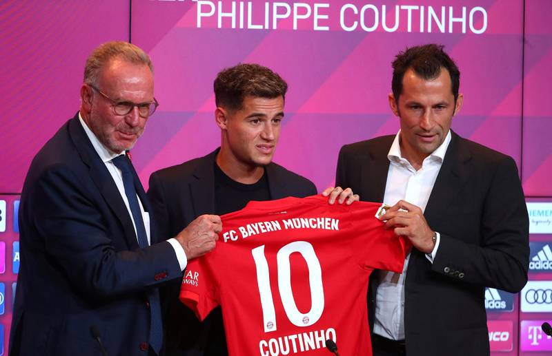Soccer Football - Bayern Munich unveil Philippe Coutinho - Allianz Arena, Munich, Germany - August 19, 2019   Philippe Coutinho (C), Bayern Munich CEO Karl-Heinz Rummenigge (L) and sporting director Hasan Salihamidzic (R) pose with a shirt during the presentation   REUTERS/Michael Dalder